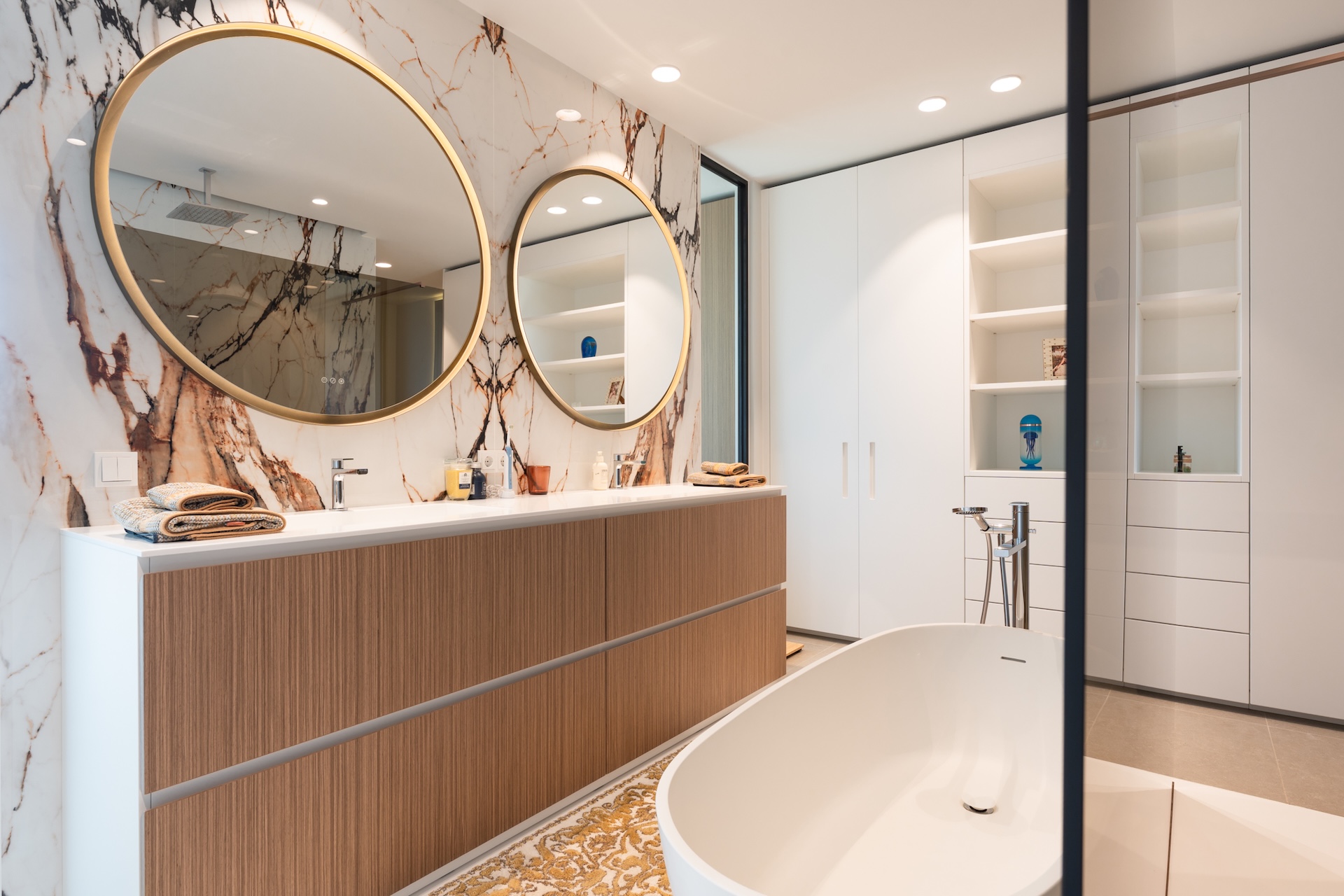 Resa Estates Ibiza Cas Mut villa te koop sale bathroom sink and tub.jpg